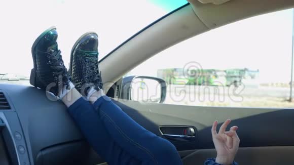 女孩在车里移动她的腿和手臂视频的预览图