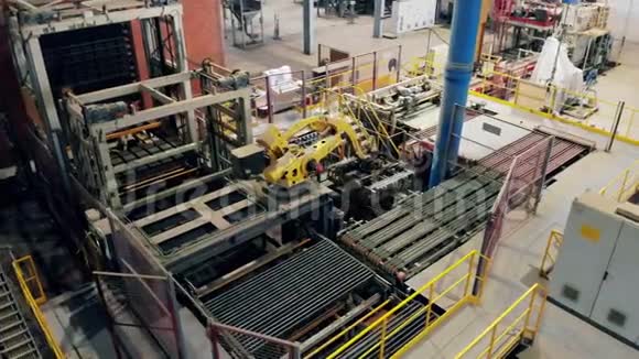 自动化机器正在现代工业工厂生产线上运输陶瓷视频的预览图