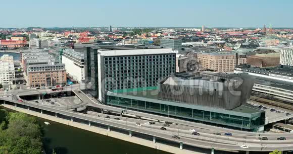 瑞典斯德哥尔摩Julne302019年斯德哥尔摩RadissonBlu海滨酒店建筑的俯视图夏季交通视频的预览图