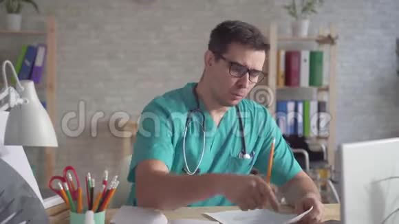 特写一个男医生在工作时穿着视频的预览图