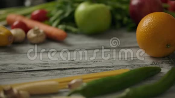 庄稼人在木制的乡村桌子上滚动橙色素食理念视频的预览图