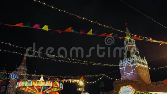 红色广场的圣诞市场圣诞节的圣诞装饰夜间的慢动作视频的预览图