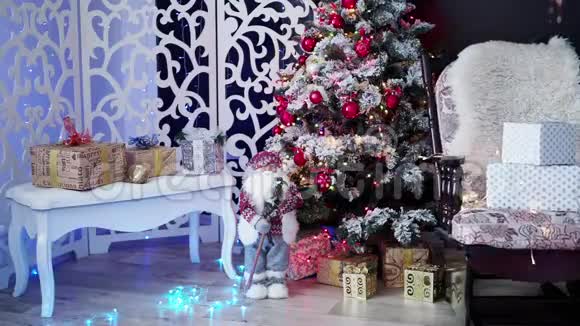 新年美丽的室内装饰着圣诞树扶手椅和新年礼物视频的预览图