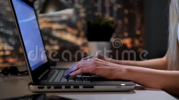 女人的手在笔记本电脑上写东西视频的预览图