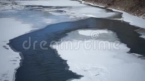 阿尔伯塔省卡尔加里的一条穿过冰的小河视频的预览图