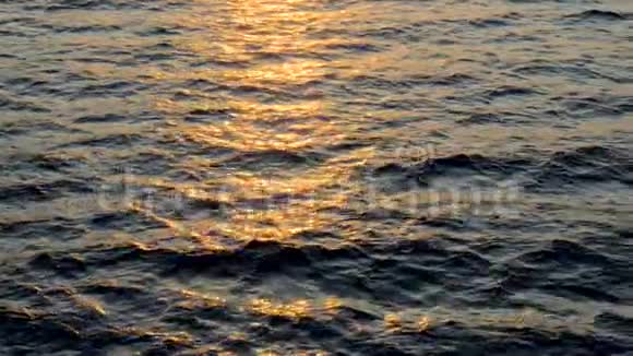 带着船经过的海景白渡船去岛的彼岸平静的大海和阳光的背景视频的预览图