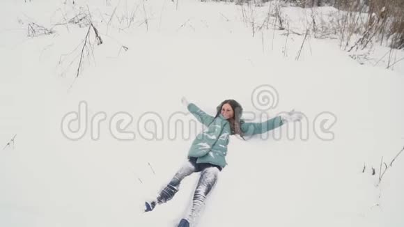 在雪地里做天使的女孩视频的预览图