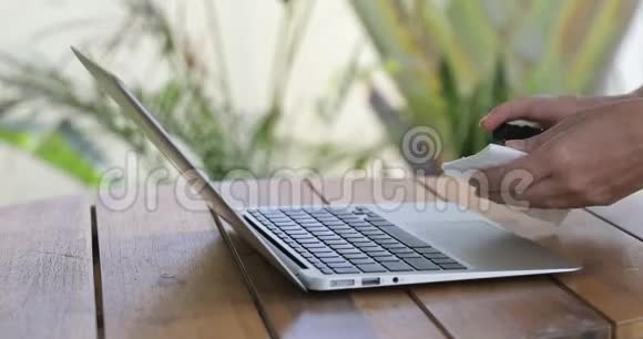 用抗菌湿擦法对笔记本电脑进行消毒近距离观察女性手视频的预览图