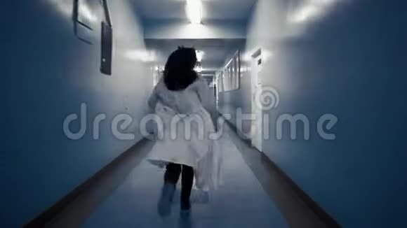 穿着白色外套的女人沿着一条黑暗的走廊跑从后面看视频的预览图