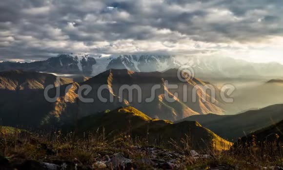 美丽的多云日出时间在格鲁吉亚的斯旺蒂山脉以期Tetnuldi山视频的预览图