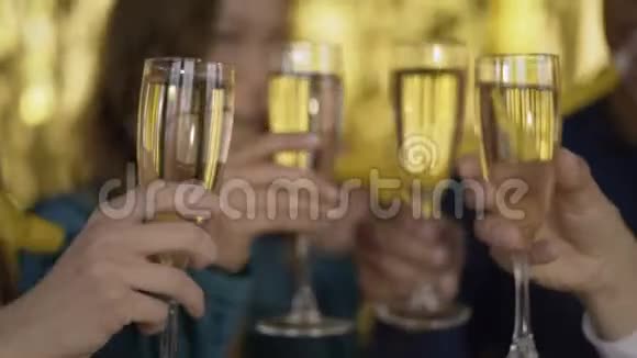 干杯酒杯与起泡葡萄酒特写一个聚会上有4个混血儿特写镜头4K视频的预览图