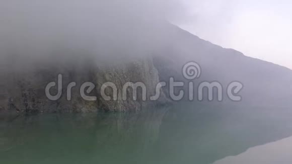 山上有雾湖面上有很多雾4k视频的预览图