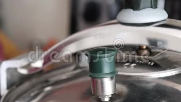 厨房用蒸汽压力锅排出蒸汽视频的预览图