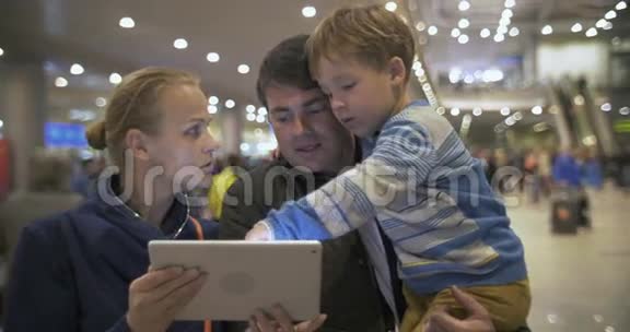 家长和孩子在拥挤的机场带着便笺视频的预览图