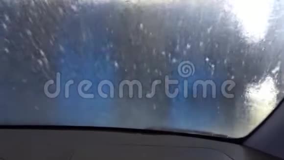 龙门洗车从车上看用洗发水处理车身里程碑视频的预览图