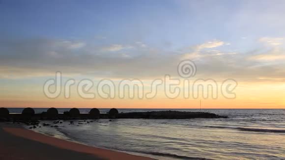 海滩上的日落有防波堤视频的预览图