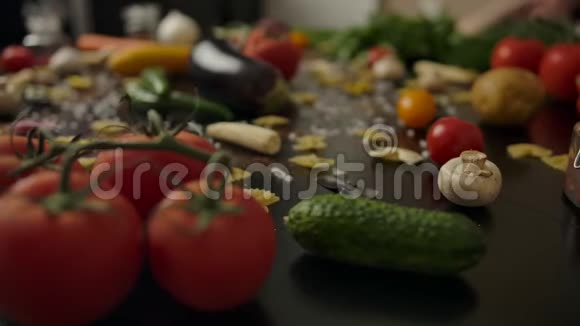 新鲜蔬菜和西红柿用于面食准备视频的预览图