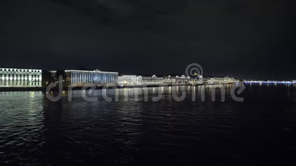 圣彼得堡之夜城市全景从涅瓦河上的桥上观看视频的预览图