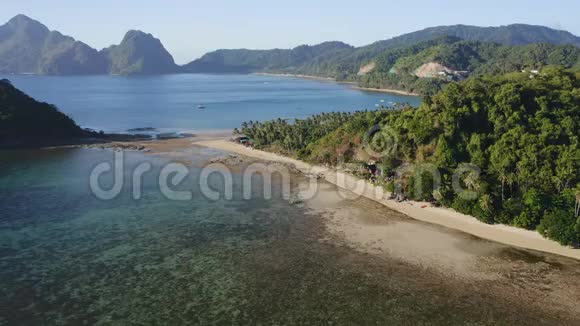 4k空中拍摄的是位于菲律宾巴拉望ElNido的中科院卡巴纳斯热带海滩背景山脊视频的预览图