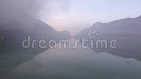 大湖四面环山水面有雾4k视频的预览图