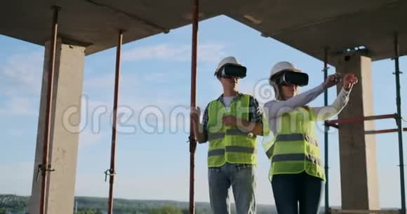 工厂的主要工程师携带VR耳机设计建筑现场虚拟混合视频的预览图