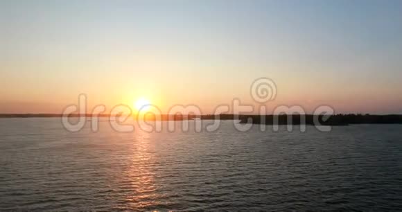瑞典日落日出时间美丽的海景阳光照射在岩石岛群岛上夏日晴朗视频的预览图