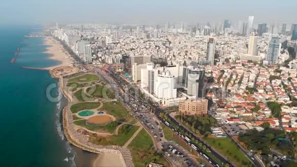 从飞机上俯瞰特拉维夫以色列城市天际线在海岸上空拍摄的史诗惊人的空中射击航班视频的预览图