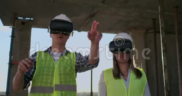 工厂的主要工程师携带VR耳机设计建筑现场虚拟混合视频的预览图