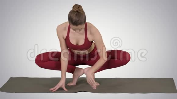 健身女性训练瑜伽做异国情调的姿势梯度背景视频的预览图
