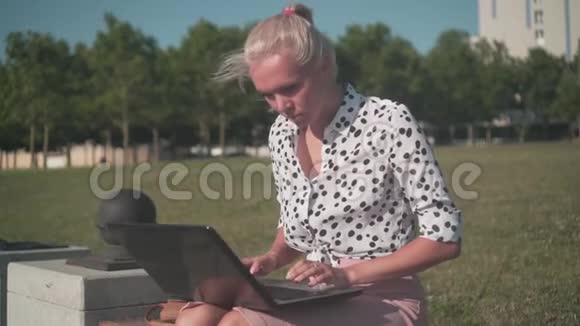 商务女性穿着白衬衫和黑豆坐在长凳上为笔记本电脑工作女孩生气了关上笔记本电脑视频的预览图