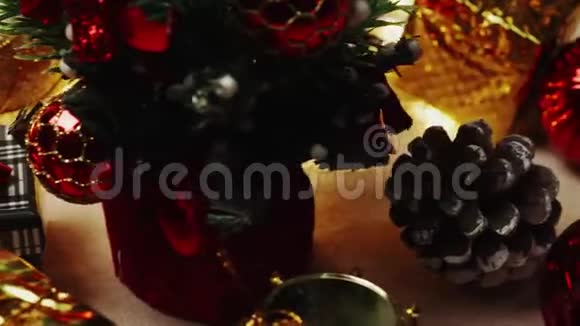 圣诞节节日装饰套装圣诞灯和礼物盒多利滑块射击4K视频的预览图