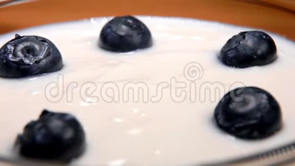 大的美味蓝莓落在酸奶上视频的预览图