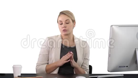 女士看着办公桌对着镜头说话指着两边白色背景视频的预览图