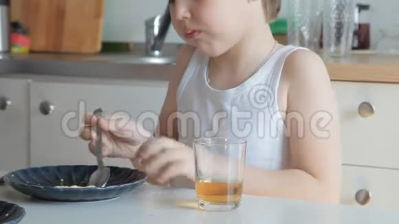 男孩吃完煎蛋卷喝茶视频的预览图
