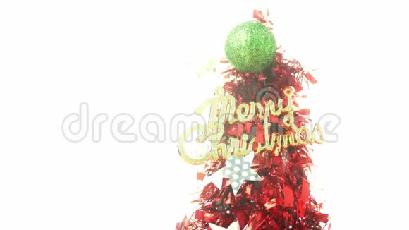 冬季景观搭配圣诞杉树装饰搭配彩球小礼品灯光雪亮新年假期圣诞节视频的预览图