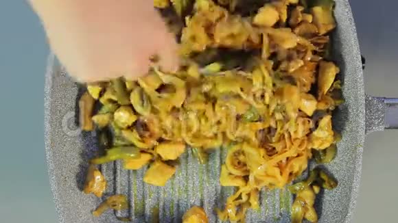 一个女人把米粉和鸡肉和蘑菇混合在一起视频的预览图