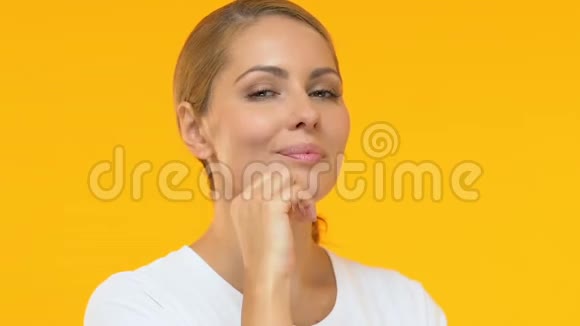 漂亮的女士抚摸面部完美的保湿肌肤美容服务视频的预览图