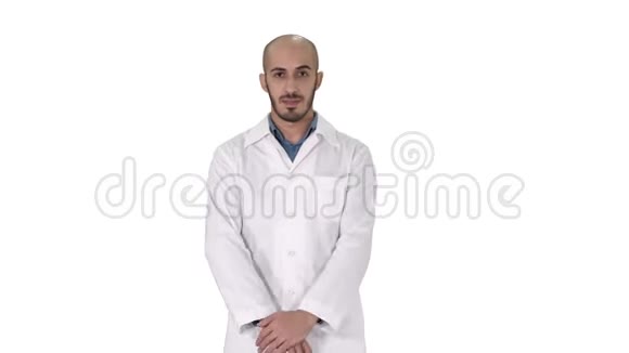 男医生站在白色背景上有点紧张和害怕视频的预览图