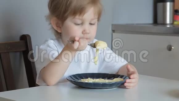 小女孩用勺子吃煎蛋卷视频的预览图