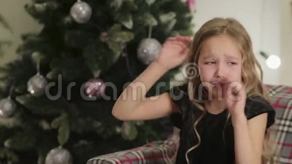 一个小女孩在树旁边哭孩子在等礼物视频的预览图