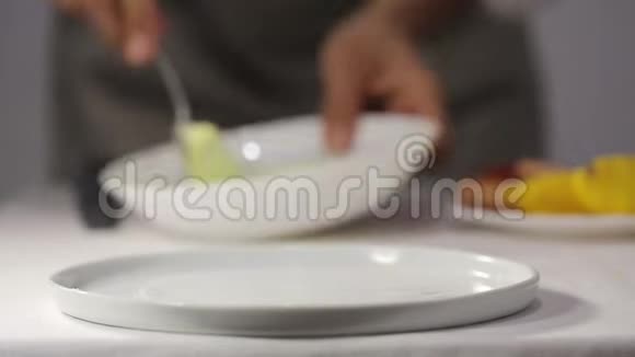 厨师把一片红鱼三文鱼放在一盘土豆泥上用百里香装饰视频的预览图