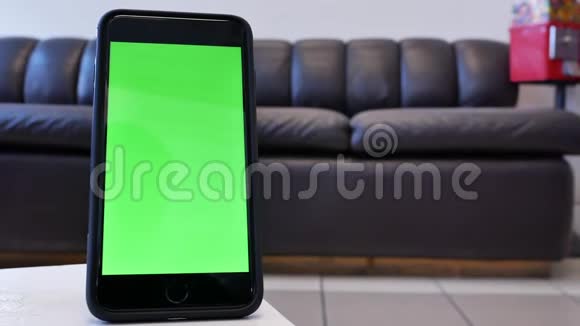 显示沙发前的绿色屏幕手机运动视频的预览图