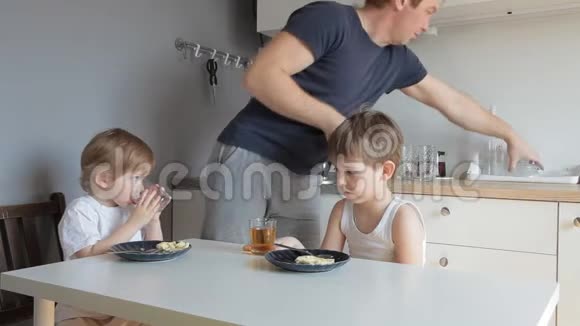 爸爸在早餐时给孩子们放糖视频的预览图
