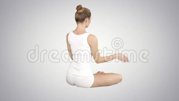 人们瑜伽和健康的生活方式白人年轻的金发女人在莲花姿势转向和微笑的镜头梯度视频的预览图