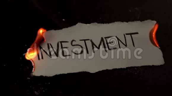写在白纸上的投资词带着烟雾和灰烬的火焰视频的预览图