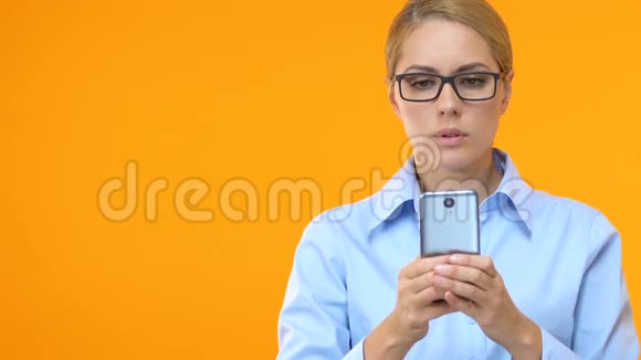微笑的女经理在智能手机上打字在工作中在社交媒体上聊天视频的预览图