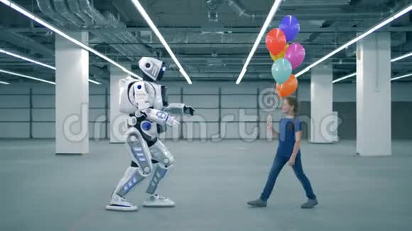 一个女孩把气球给机器人侧视视频的预览图