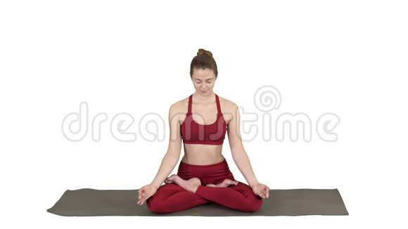 微笑的女人瑜伽冥想坐莲双手耦合在白色的背景上视频的预览图