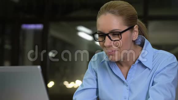 专心工作的商务女士带着眼镜工作笔记本电脑视力问题视频的预览图