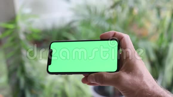用彩色钥匙绿色屏幕看智能手机视频的预览图